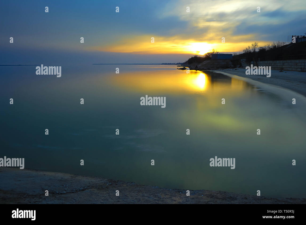 Paesaggio di sera sulla baia. La foto è stata scattata con un filtro neutro. Foto Stock