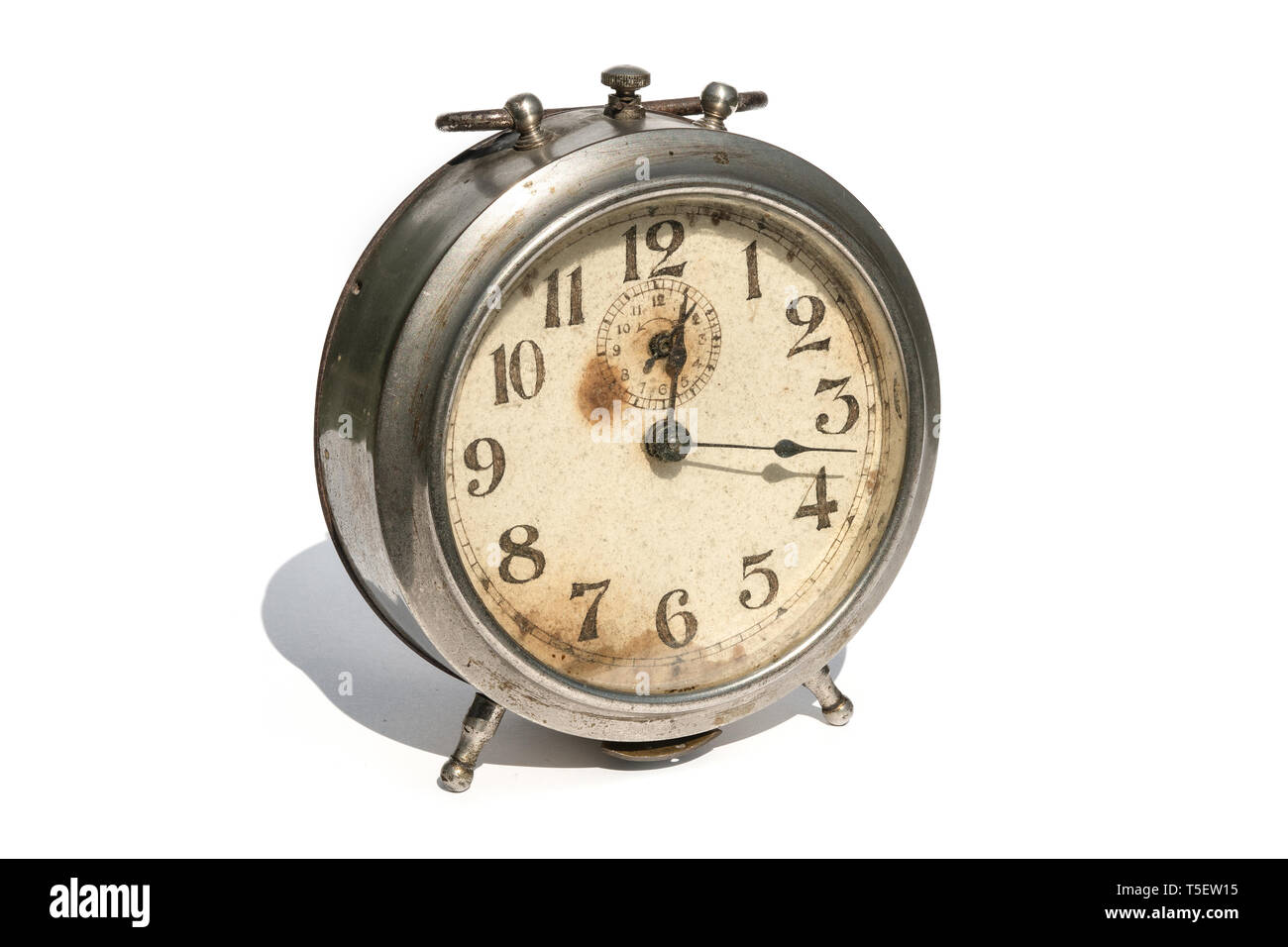 Di età compresa tra il vecchio orologio sveglia isolati su sfondo bianco. Concetto di tempo Foto Stock Di età compresa tra il vecchio orologio sveglia isolati su sfondo bianco. Concetto di tempo Foto Stock