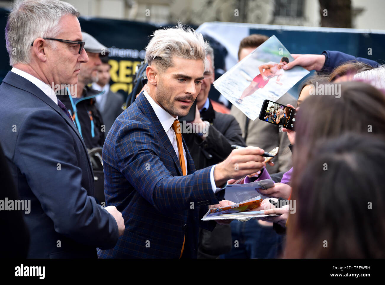 Zac Efron frequentando il estremamente malvagi, incredibilmente male e vile Premiere Europeo tenutosi presso il Curzon Mayfair, Londra. Foto Stock