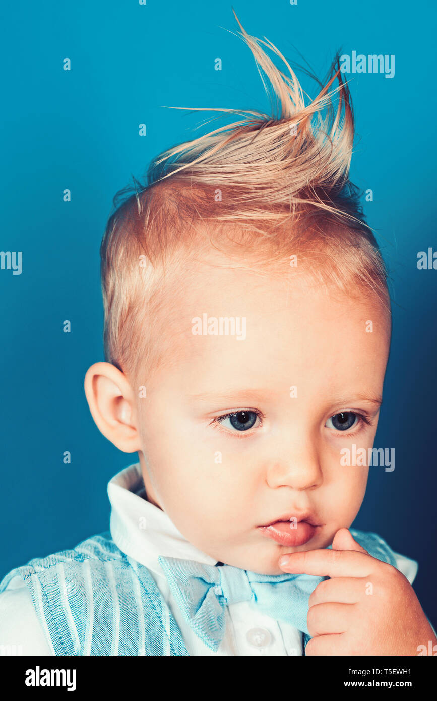 Avente un taglio di capelli moderno. Bambino con stile con capelli biondi.  Piccolo bambino con disordine