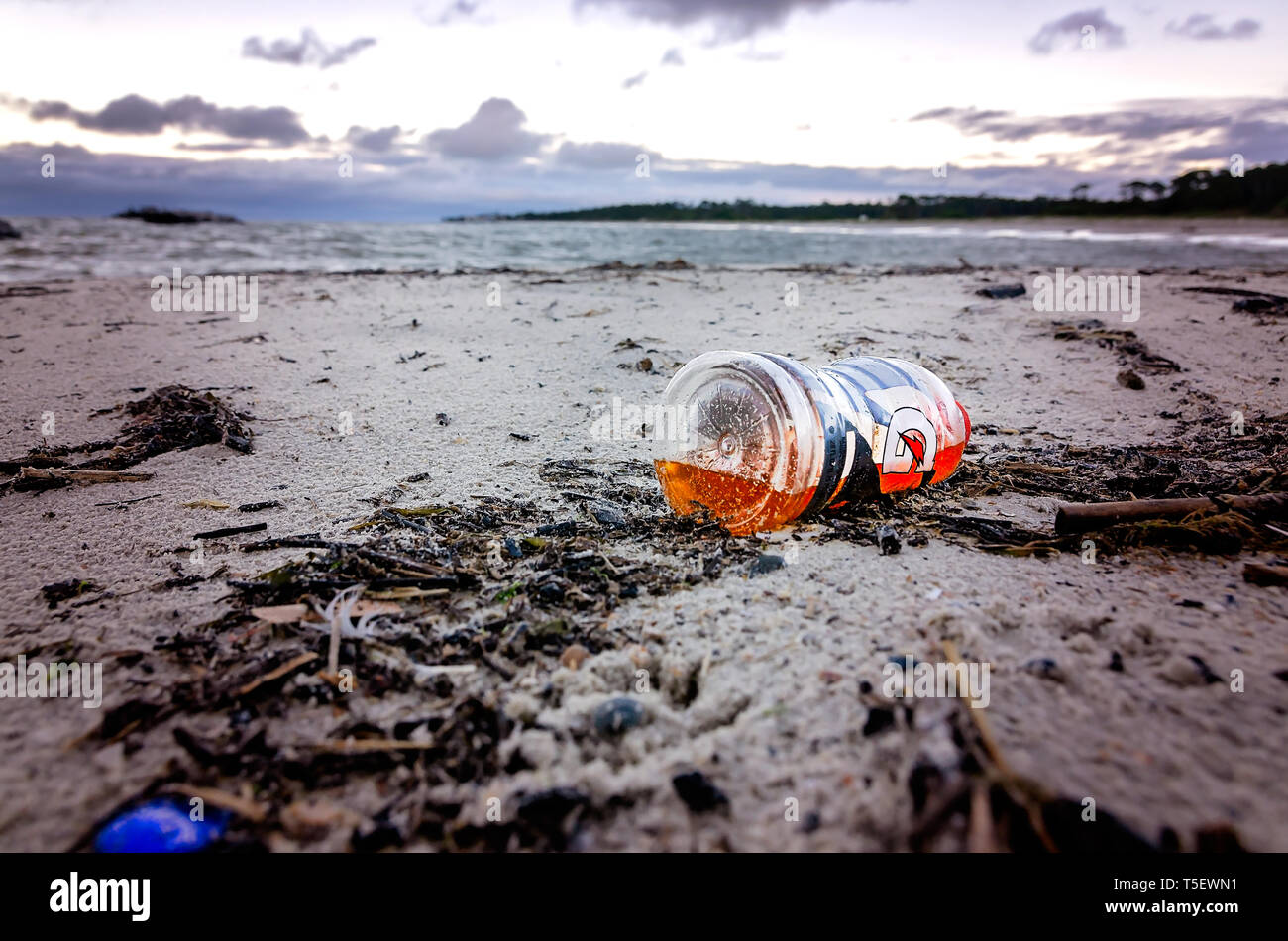 Una plastica bottiglie di Gatorade giace sulla spiaggia, 19 aprile 2019, in Dauphin Island, Alabama. Foto Stock