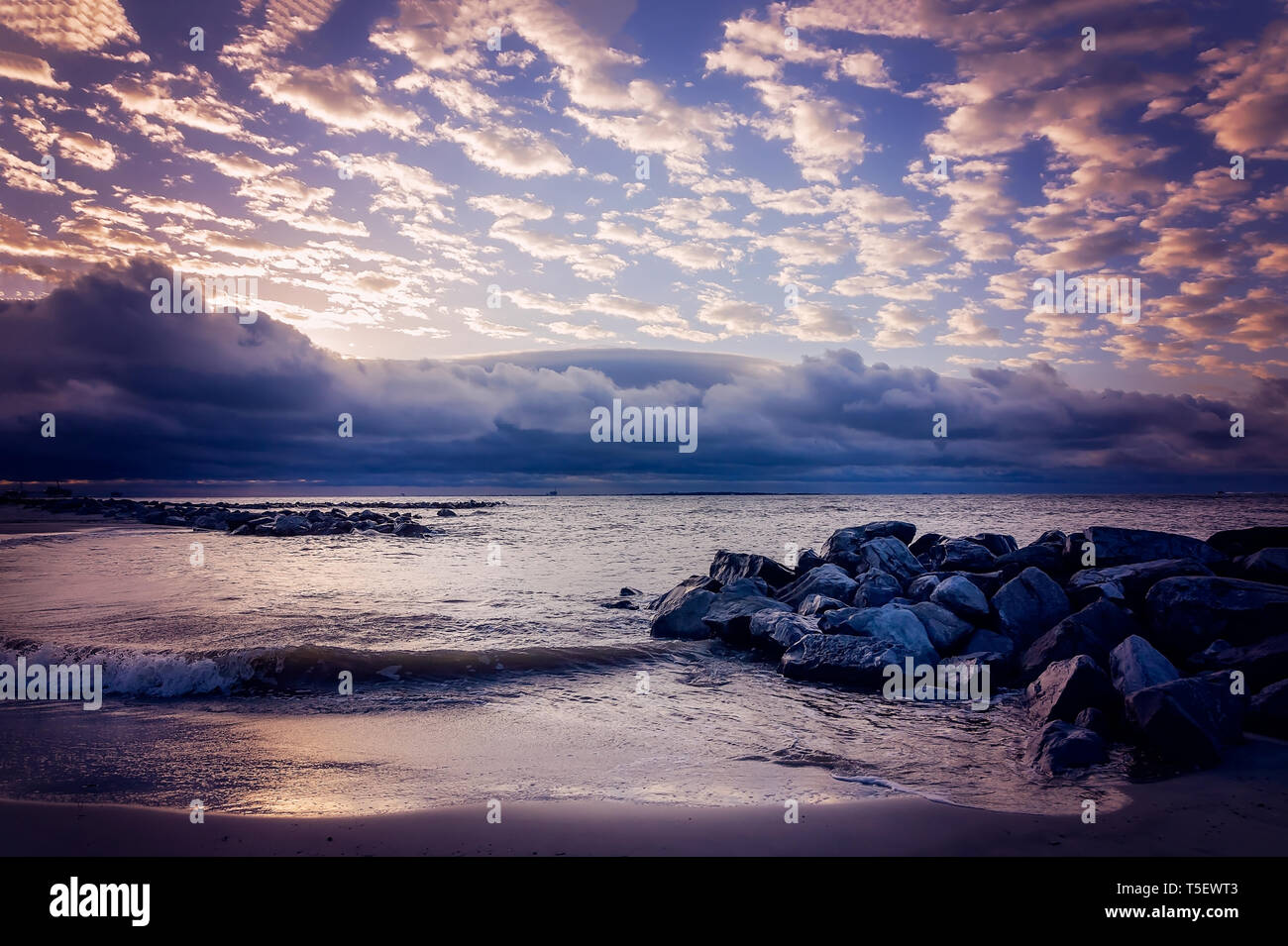 Il sole sorge, 19 aprile 2019, in Dauphin Island, Alabama. (Foto di Carmen K. Sisson/Cloudybright) Foto Stock