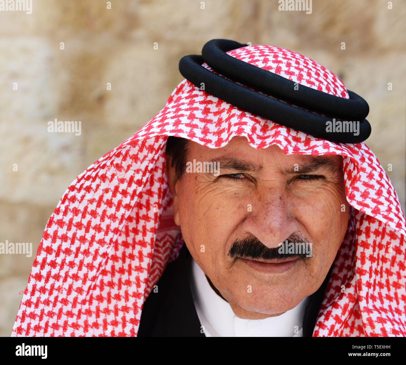 Ritratto di un uomo Giordano indossando un tradizionale Keffiyeh. Foto Stock