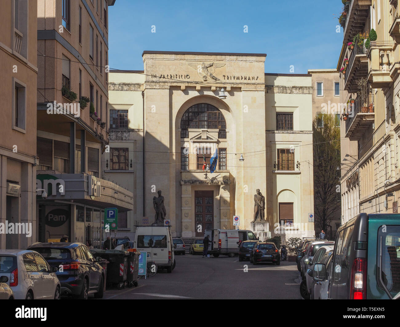 VERONA, Italia - CIRCA NEL MARZO 2019: Palazzo dei Mutilati (Casa dei Mutilati). In sacrificio mezzi triumphans trionfante nel sacrificio Foto Stock