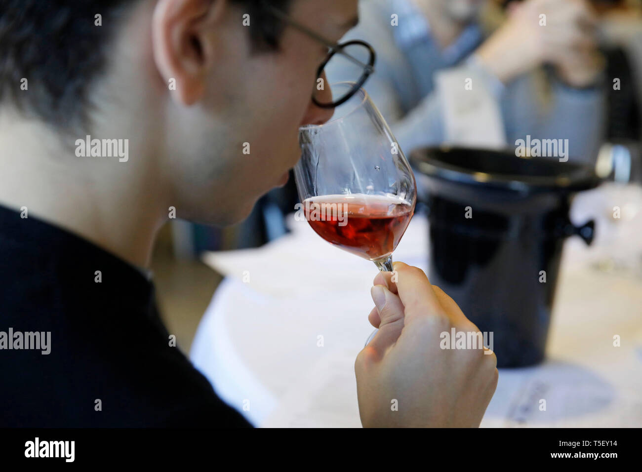 Illustrazione, Blind degustazione di vino concorso: uomo tenendo un bicchiere di vino sotto il suo naso per l'odore Foto Stock