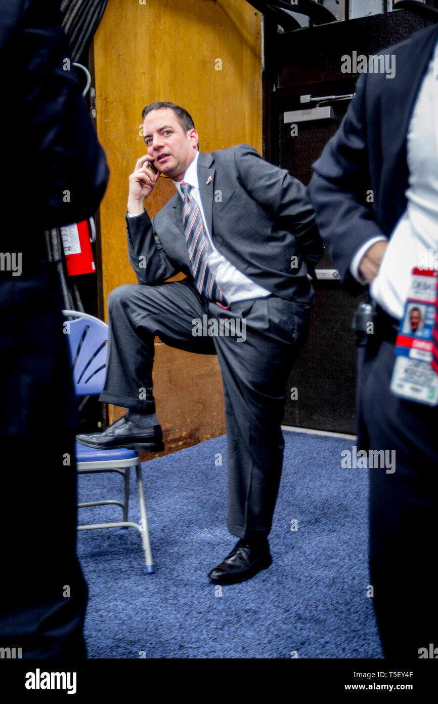 Il presidente Barack Obama e Mitt Romney dibattiti alla Hofstra University nel secondo dibattito presidenziale.. Foto Stock