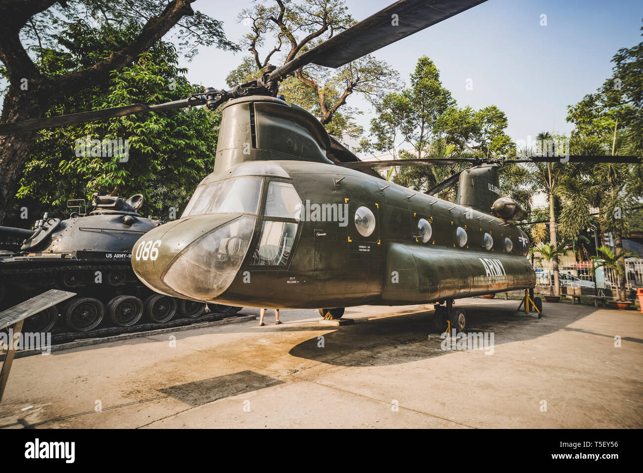 Elicottero americano presso il Museo dei Resti della Guerra, un museo della guerra nel distretto 3 di Ho Chi Minh Foto Stock