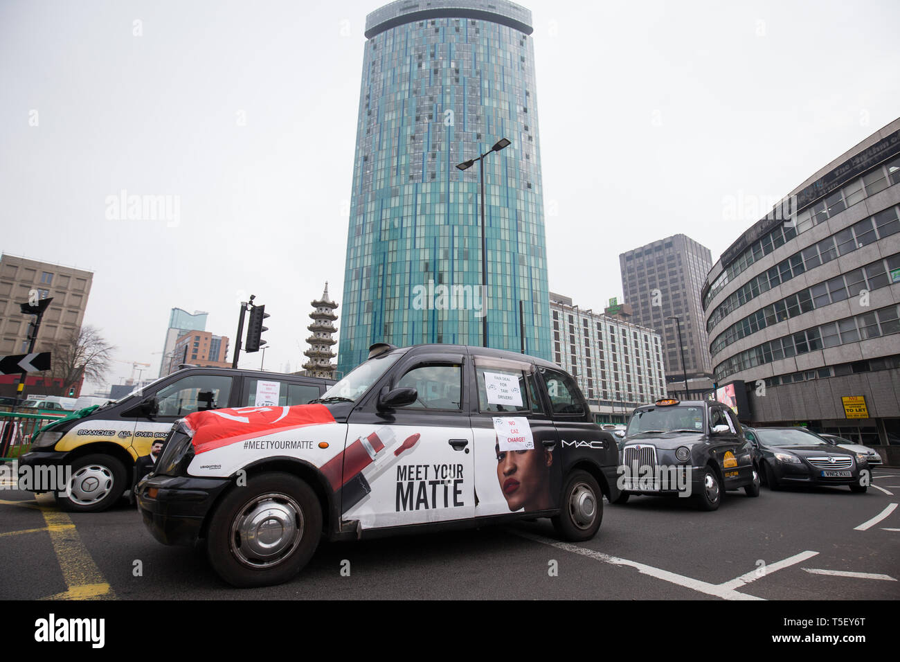 Taxi durante un 'go slow' protestare sul presso la rotonda Holloway Circus nel centro della città di Birmingham come piloti protesta per le amministrazioni comunali di piani per una nuova zona di aria pulita in Birmingham. Foto Stock