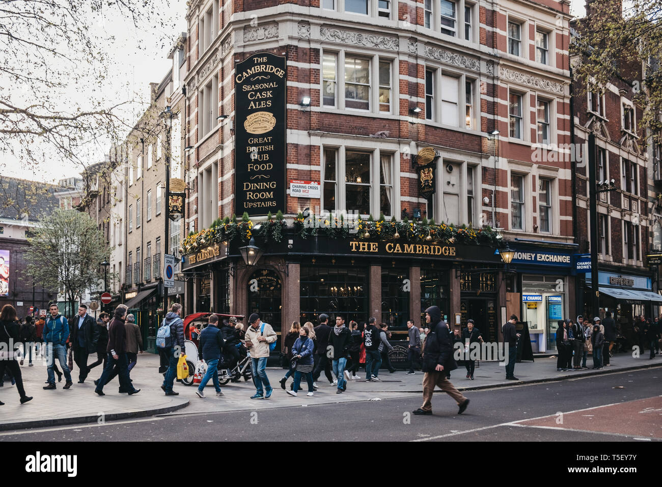 London, Regno Unito - 13 Aprile 2019: la gente a camminare su una strada di fronte al Cambridge, un tradizionale pub di carattere unico accanto al Palazzo del Teatro su Foto Stock