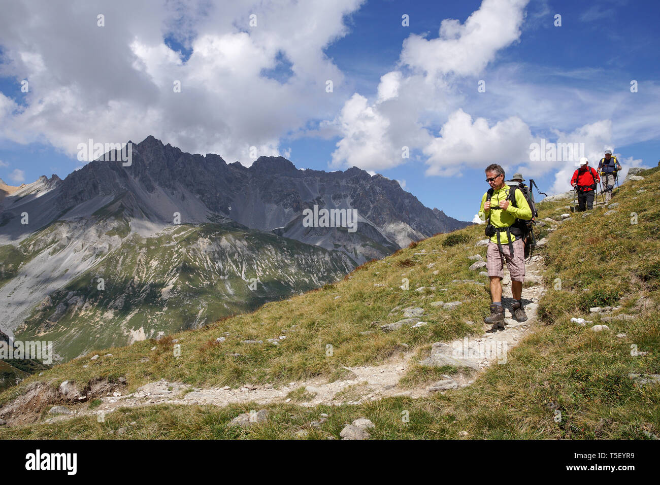 Pralognan La Vanoise (sud-est della Francia): gruppo di escursionisti nel Parco Nazionale della Vanoise. Un gruppo di tre uomini con zaini, walking e escursionismo Foto Stock