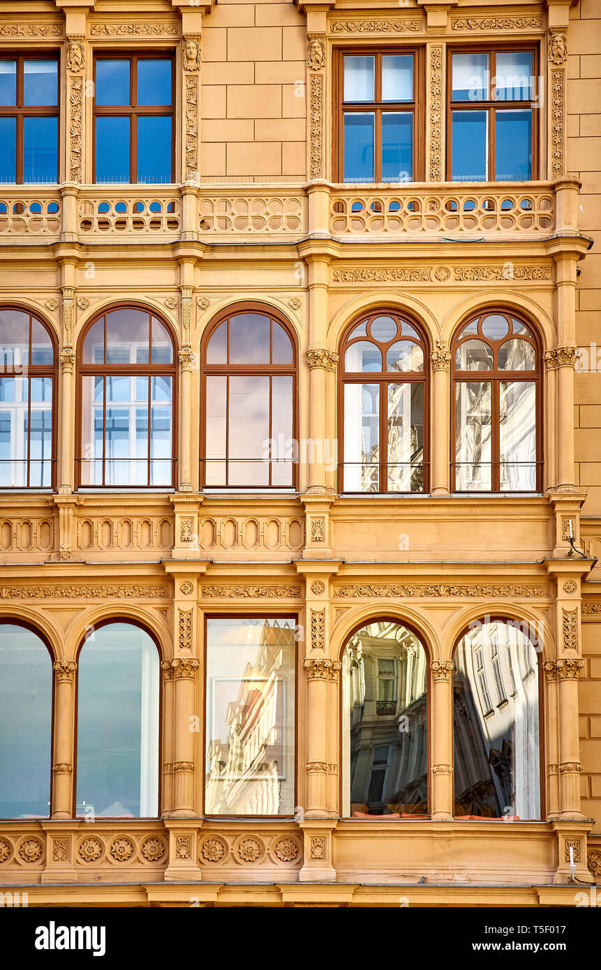 Parte anteriore delle vecchie case witn reflaction in Windows nel primo distretto di Vienna / Austria Foto Stock
