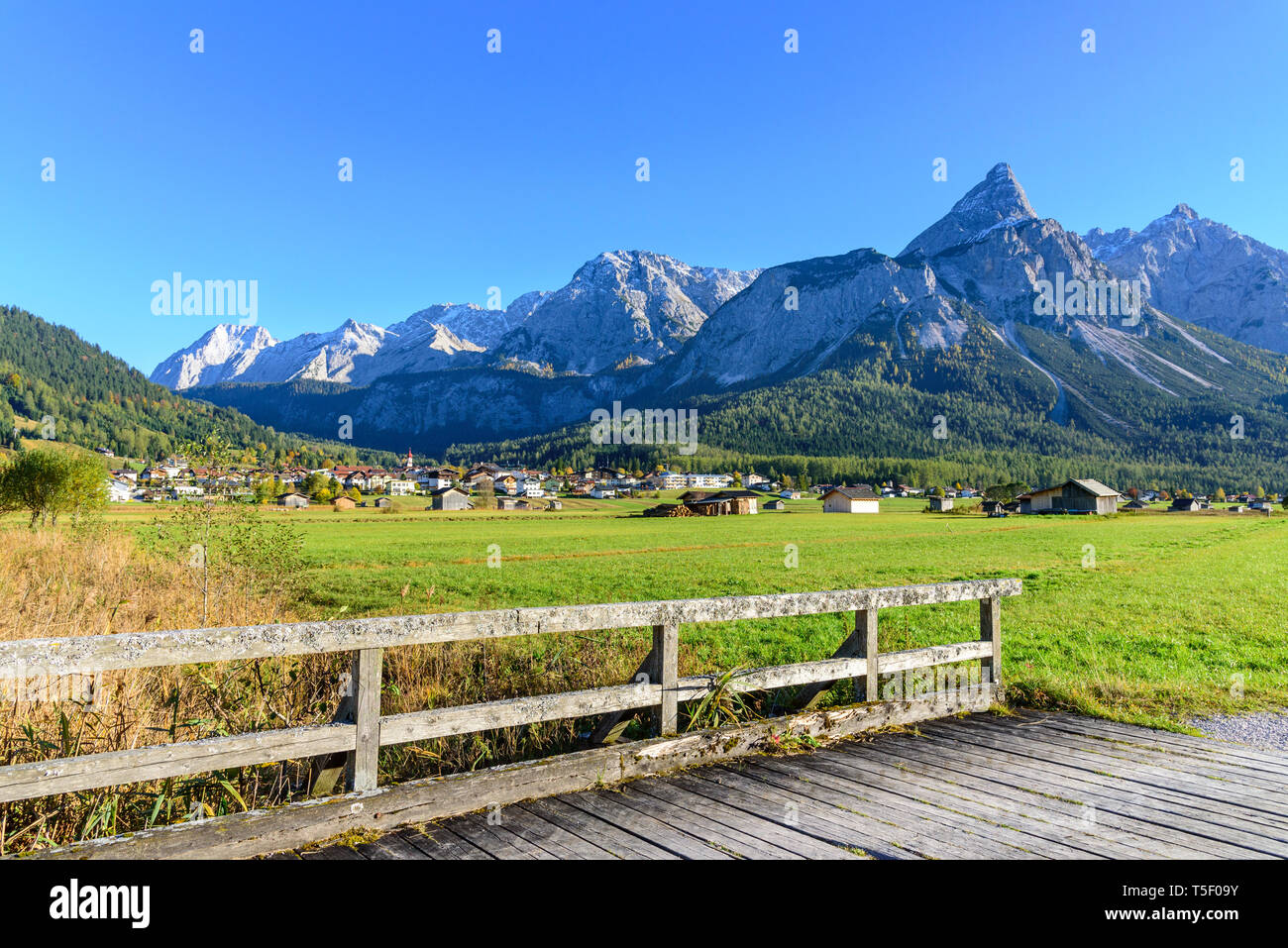 Pomeriggio di sole a golden giornata di ottobre in tirolesi Ausserfern Foto Stock