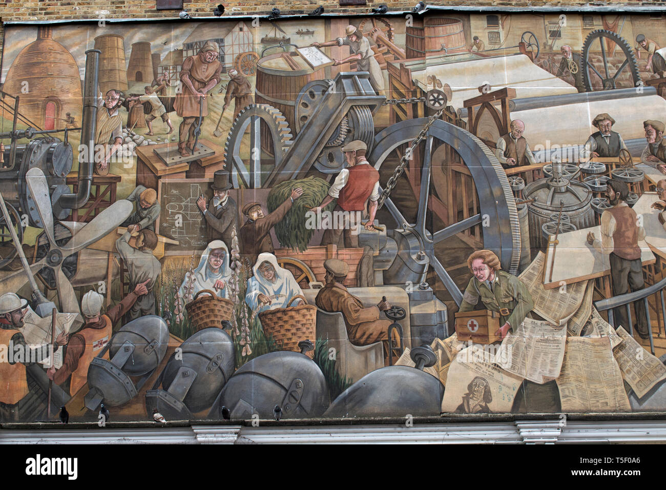 Dartford Kent, murale d'arte murale che raffigura i tradizionali mestieri di questa classe operaia nel centro cittadino del Kent del nord 2019 2010s Regno Unito Homer Sykes Foto Stock