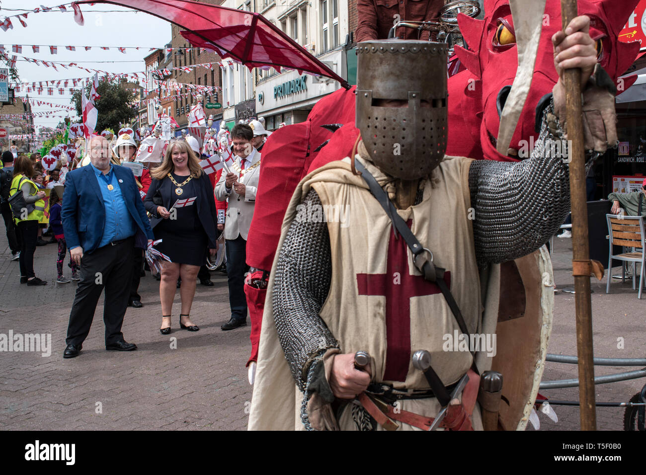 Regno Unito per celebrare la festa di St Georges il 23 aprile 2019 a Dartford Kent, sfilata attraverso la strada principale del centro città, il consigliere David Mote e i dignitari del municipio. HOMER SYKES anni '2010 Foto Stock Regno Unito per celebrare la festa di St Georges il 23 aprile 2019 a Dartford Kent, sfilata attraverso la strada principale del centro città, il consigliere David Mote e i dignitari del municipio. HOMER SYKES anni '2010 Foto Stock
