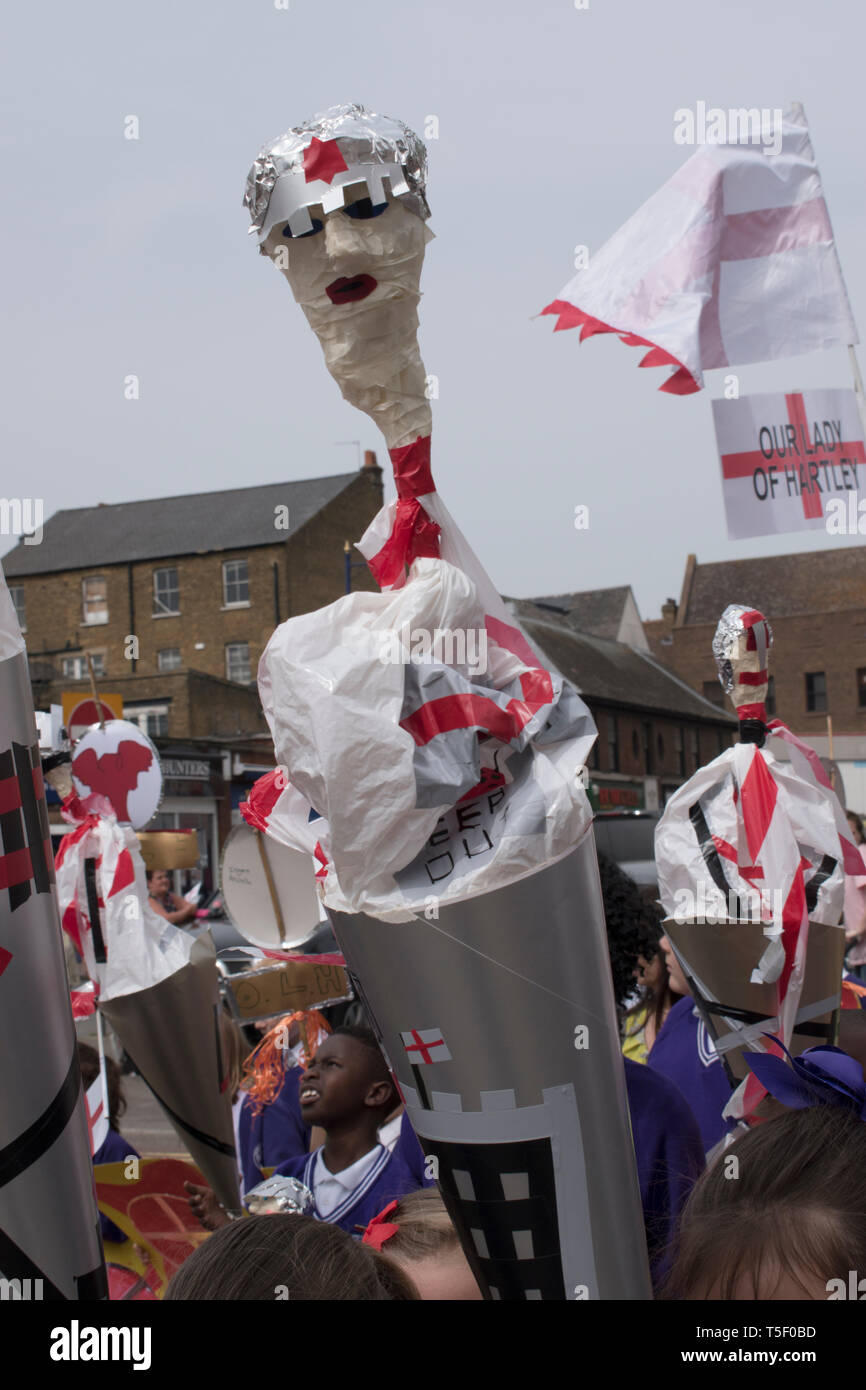 Festa di St Georges Day, Dartford Kent, i bambini delle scuole locali in sfilata portano il modello di progetto del Santo Patrono d'Inghilterra Saint George attraverso la città. 2019 2010 UK HOMER SYKES Foto Stock Festa di St Georges Day, Dartford Kent, i bambini delle scuole locali in sfilata portano il modello di progetto del Santo Patrono d'Inghilterra Saint George attraverso la città. 2019 2010 UK HOMER SYKES Foto Stock