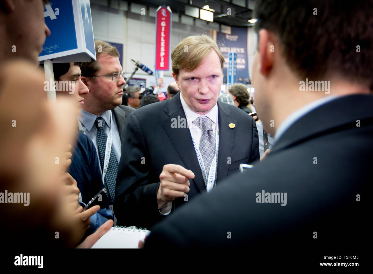 Obamas kampanjeleder Jim Messina. Il presidente Barack Obama e Mitt Romney dibattiti alla Hofstra University nel secondo dibattito presidenziale.. Foto Stock