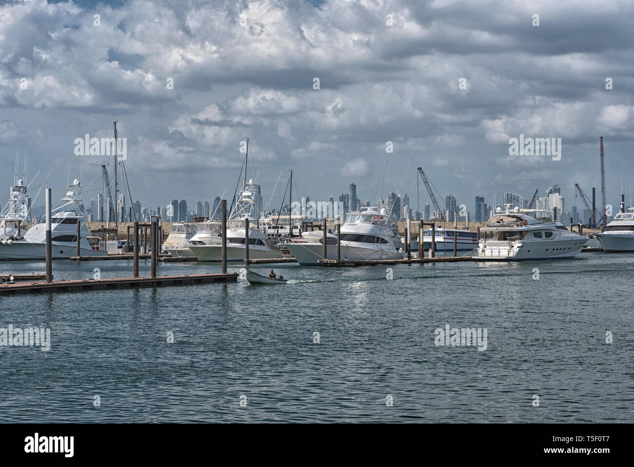 Panama skyline della città dalla marina di perico isola a amador causeway Foto Stock