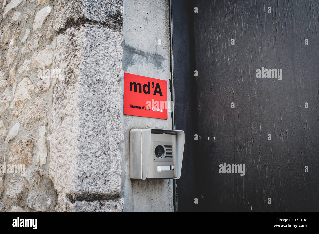 Girona, in Catalogna, Spagna. 16 apr 2019. Una scheda rossa che mostra la parte posteriore di ingresso al Museo di Belle Arti di Girona. Foto Stock