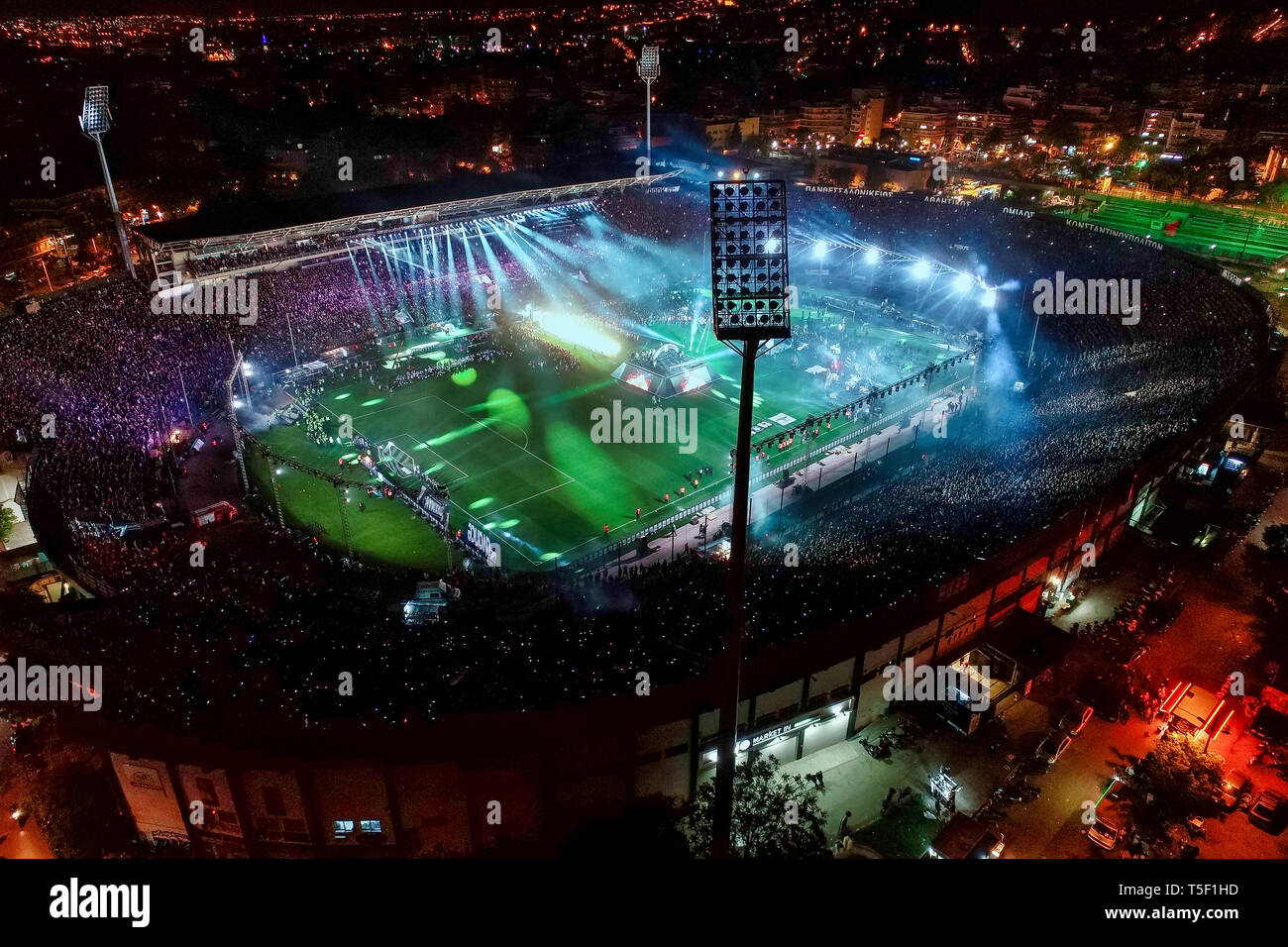 Salonicco, Grecia, 21 Aprile 2019: riprese aeree del Toumba Stadium Completo dei fan di PAOK celebrando la vittoria del Greco Super League champi Foto Stock