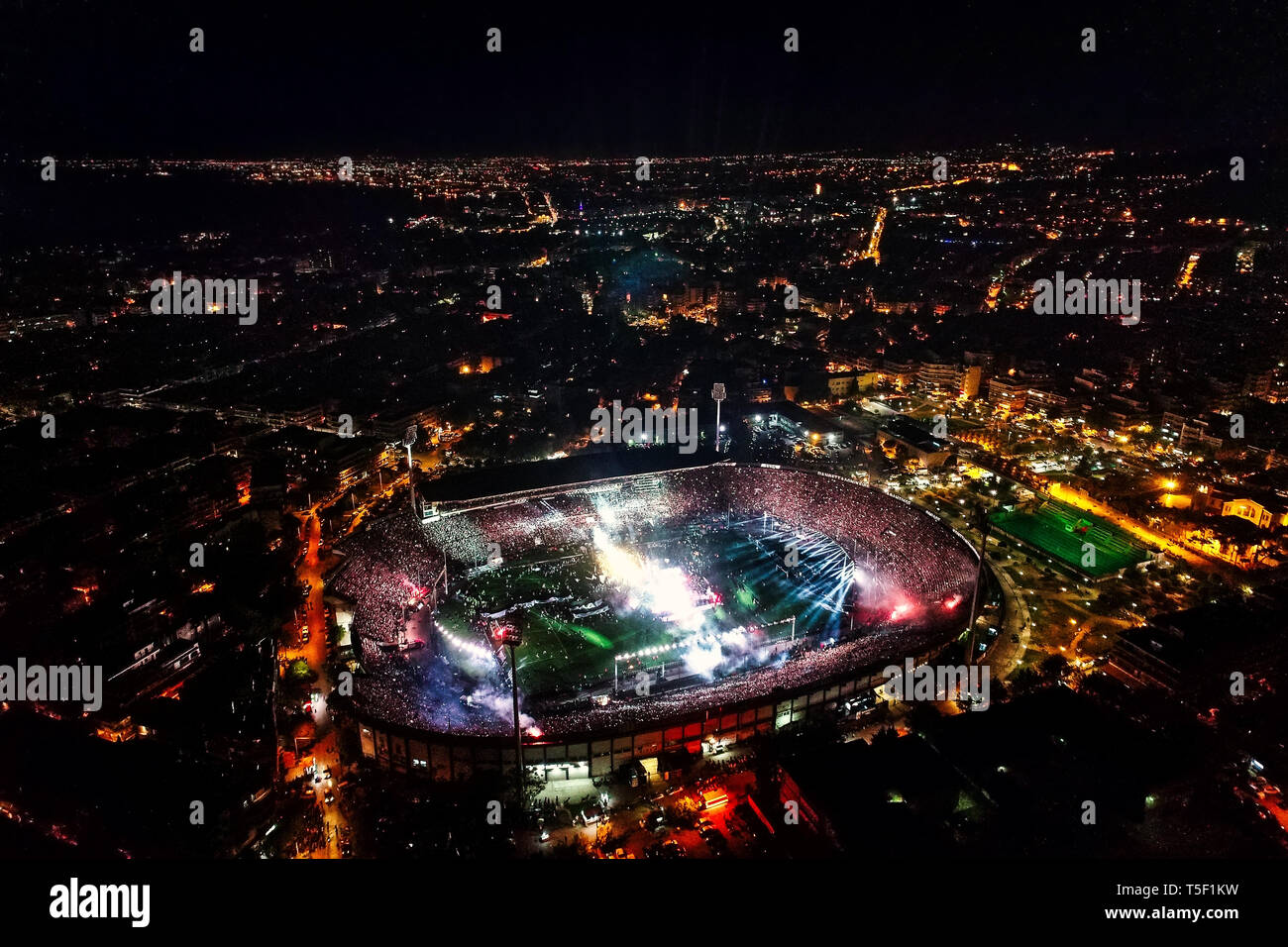 Salonicco, Grecia, 21 Aprile 2019: riprese aeree del Toumba Stadium Completo dei fan di PAOK celebrando la vittoria del Greco Super League champi Foto Stock