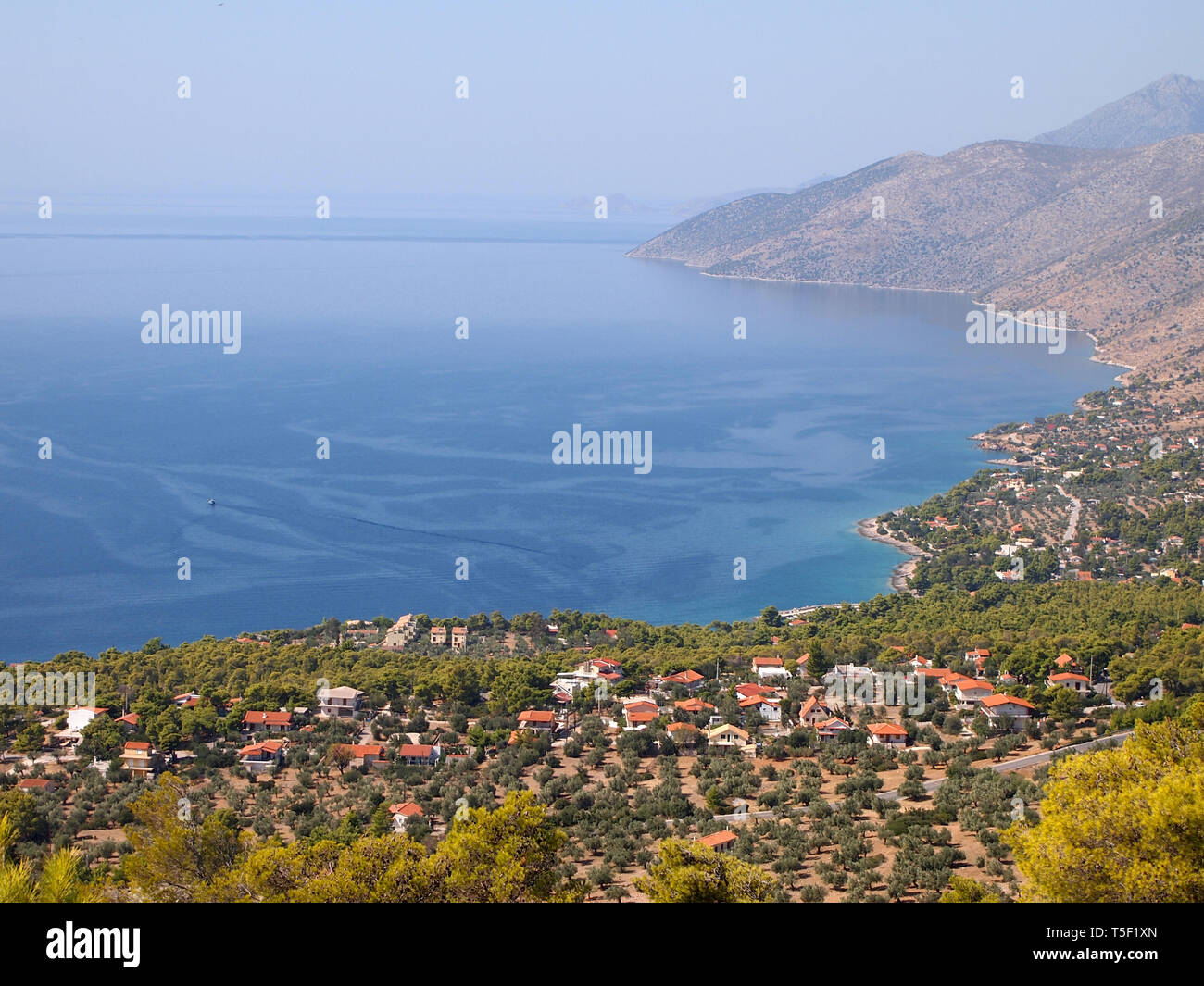 Pulire le acque turchesi di Porto Germeno Bay, prefettura di Attica, Grecia Foto Stock