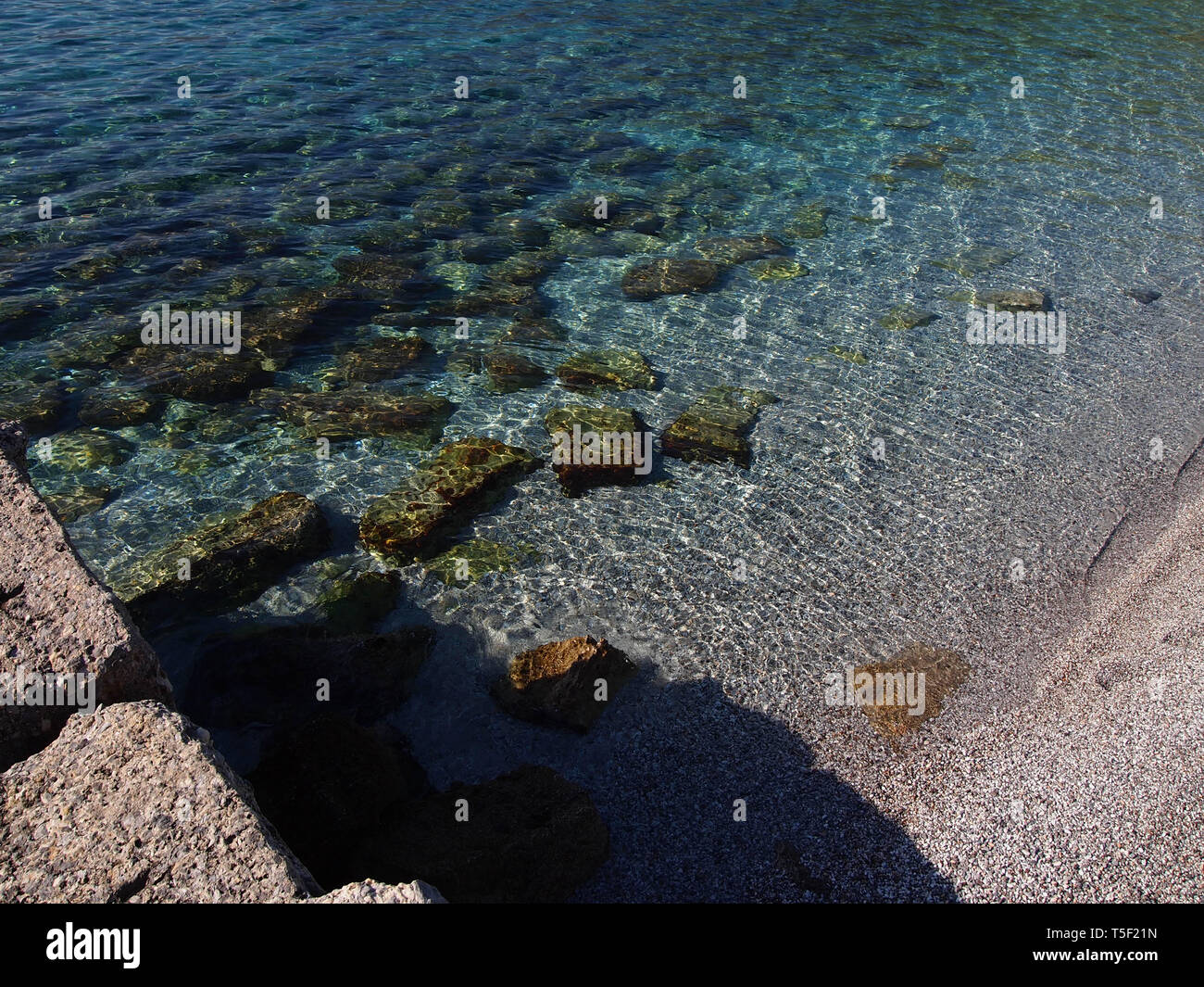 Pulire le acque turchesi di Porto Germeno Bay, prefettura di Attica, Grecia Foto Stock