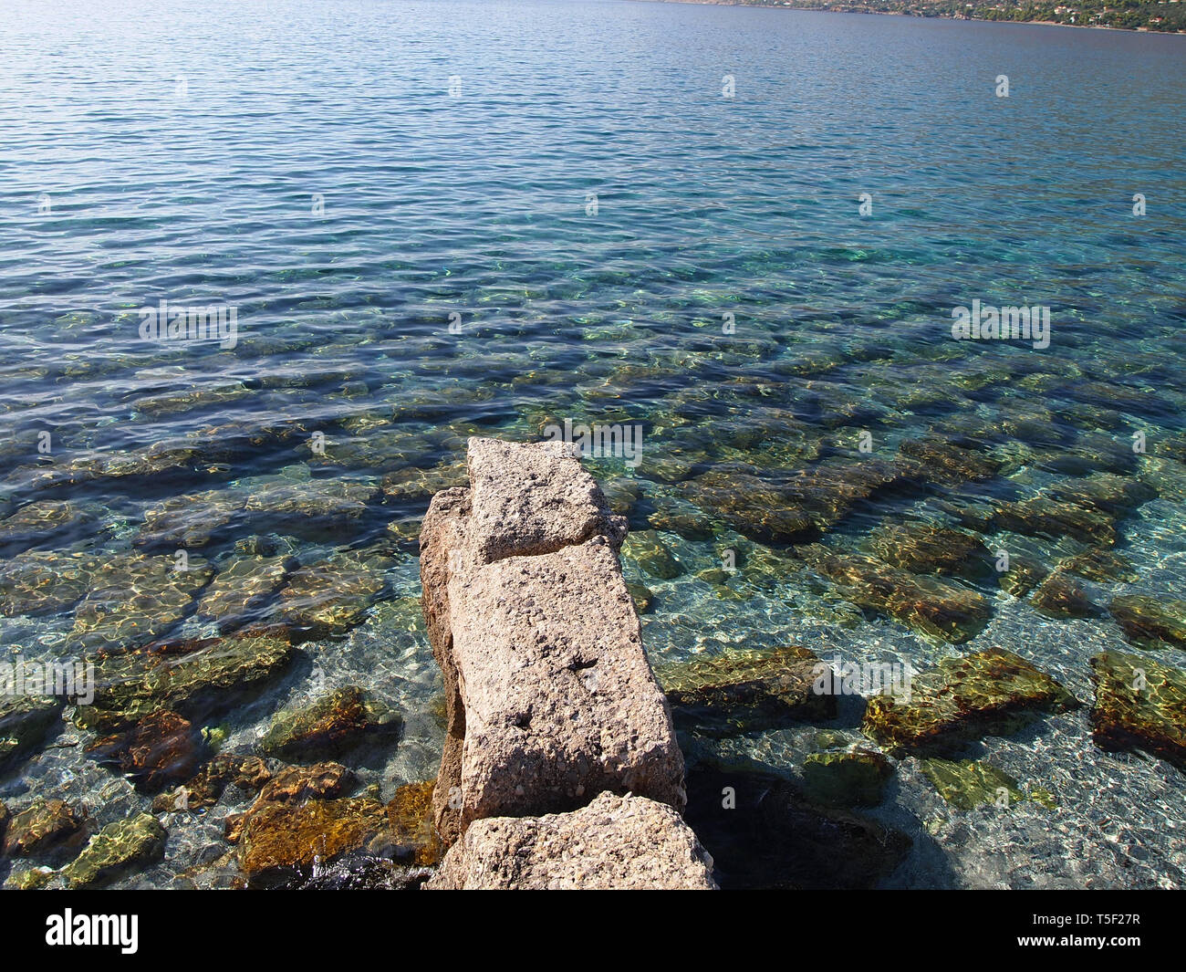 Pulire le acque turchesi di Porto Germeno Bay, prefettura di Attica, Grecia Foto Stock