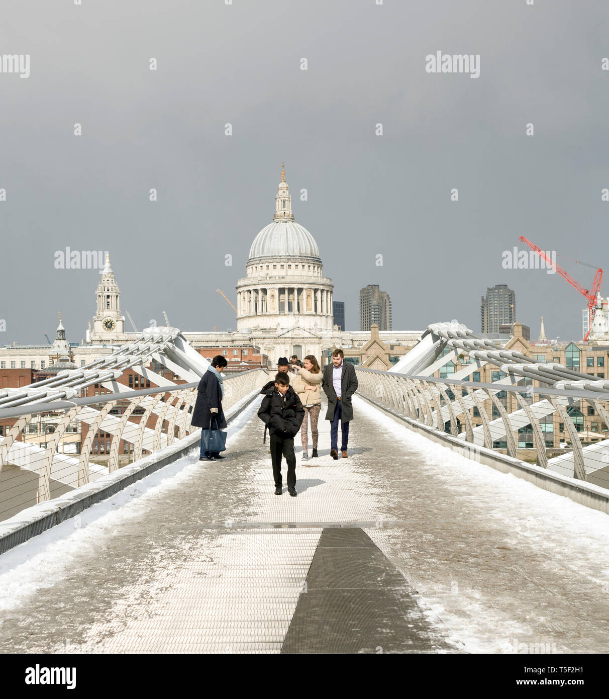 Millennium Bridge con St Pauls in background, London REGNO UNITO Foto Stock