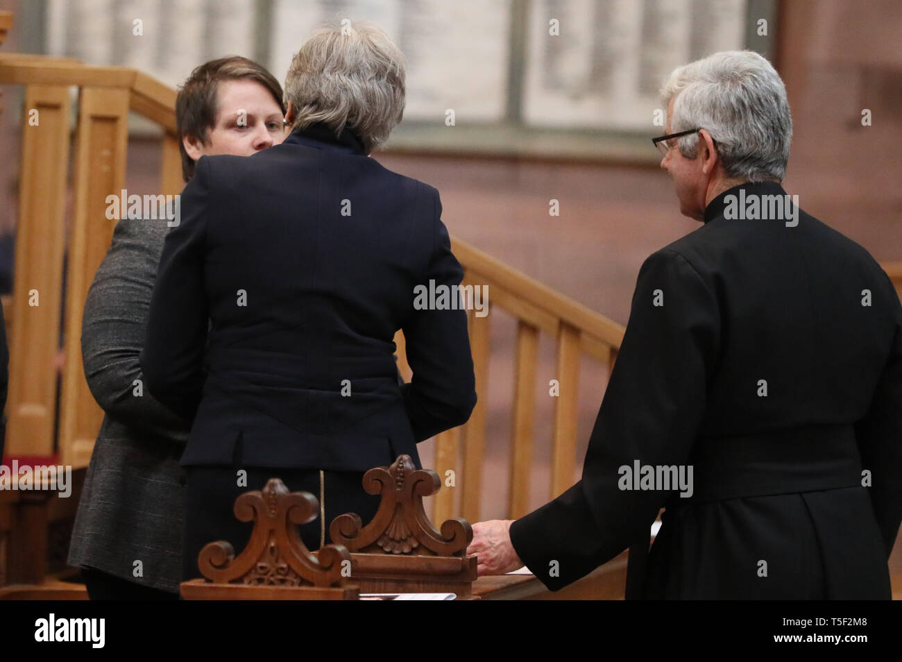Il primo ministro Theresa Maggio saluta Sara Canning, il partner di Lyra McKee prima il servizio funebre per il giornalista assassinato a St Anne's Cathedral di Belfast. Foto Stock
