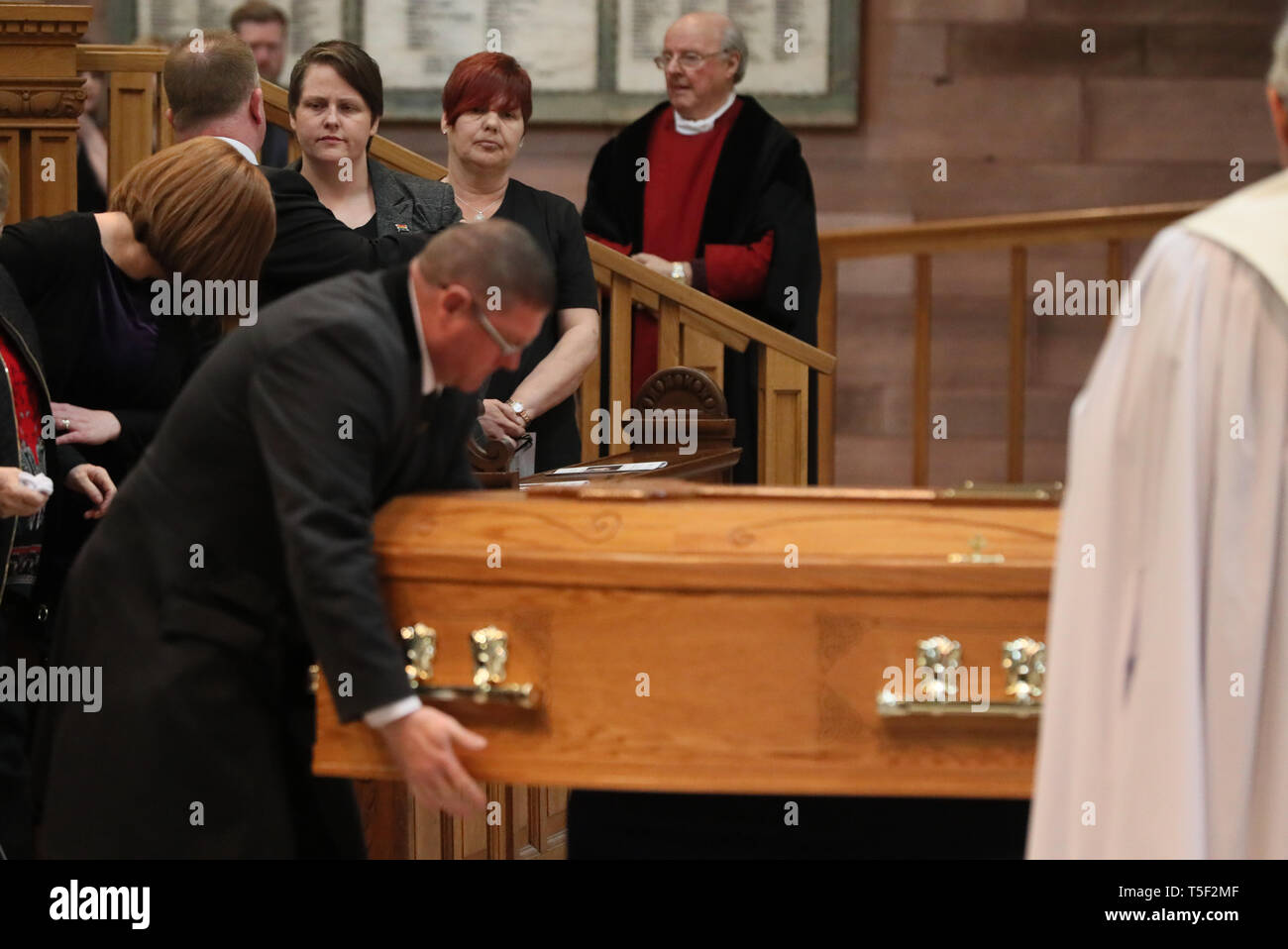Lyra McKee la bara è portato in guardato dal suo partner Sara Canning prima il servizio funebre per il giornalista assassinato a St Anne's Cathedral di Belfast. Foto Stock