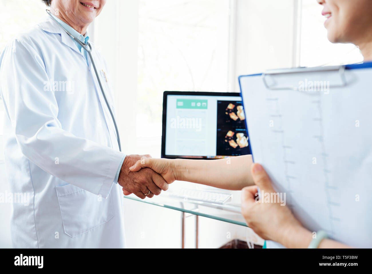 Medico agitando la mano del cardiologo Foto Stock