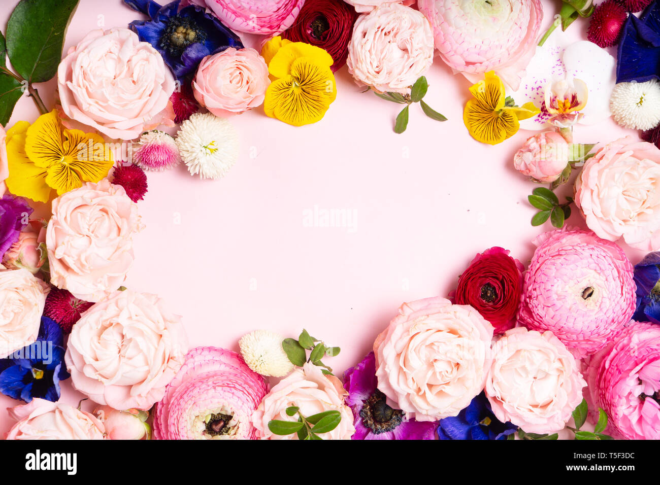 Fiori piatto composizione dei laici Foto Stock