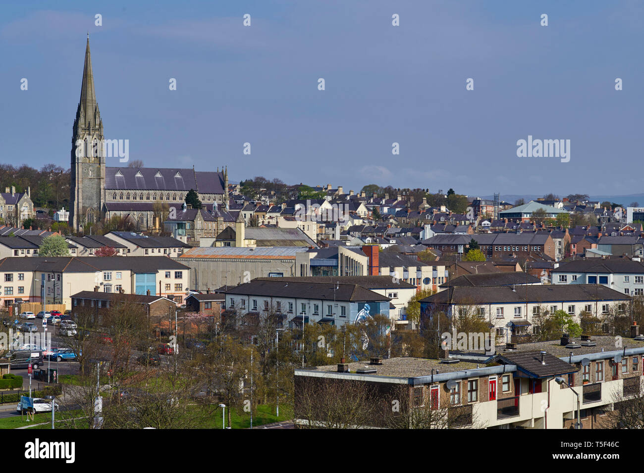 Guardando verso il basso sulla zona Bogside di Londonderry / Derry verso St Eugene Cathedral. Foto Stock