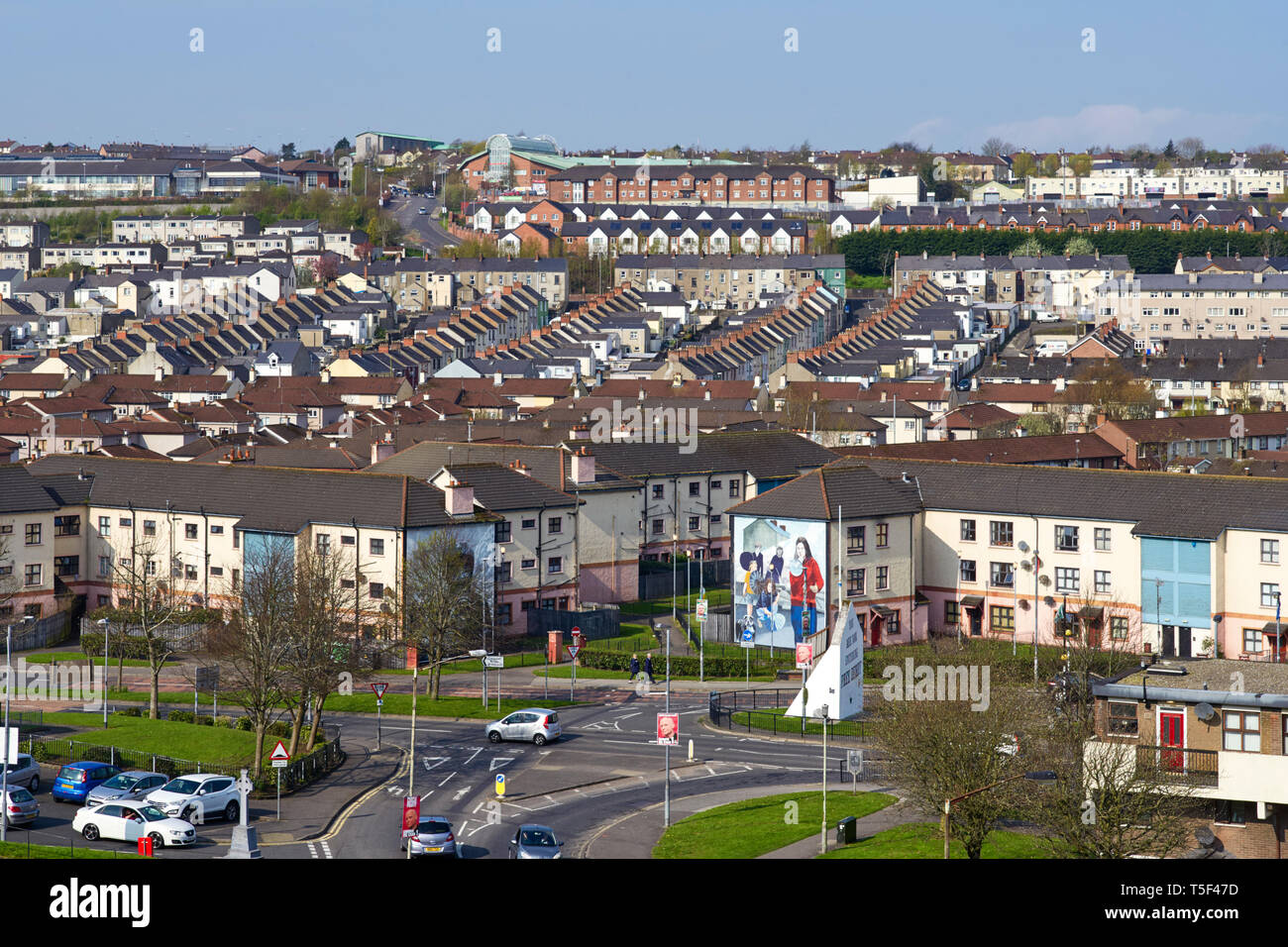 Guardando verso il basso sulla zona Bogside di Londonderry nell'densly popolata principalmente zona cattolica della libera Derry. Foto Stock