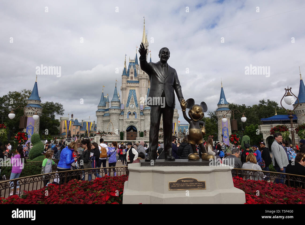 Orlando, FL/USA - 12/10/18: anteriore vista orizzontale di Walt Disney e Mickey Mouse Partner statua che si trova nella parte anteriore del castello Cinderellas a Disney World in o Foto Stock