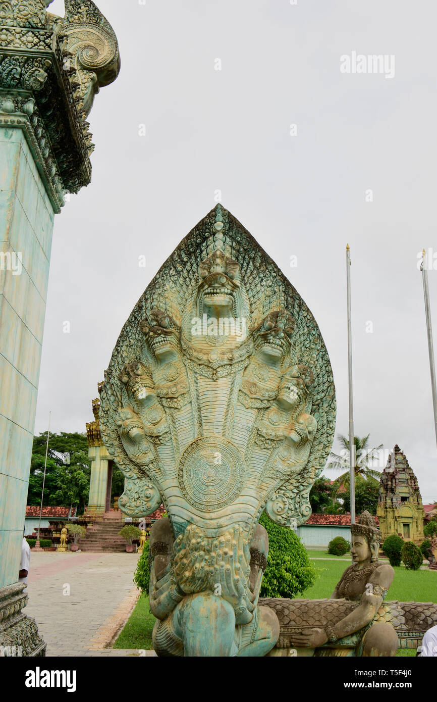 Un Naga è un mitico semi essere divino, metà umana e metà cobra nelle religioni del Buddismo, dell Induismo e il Giainismo, visto qui a Angkor Wat complessa, Foto Stock