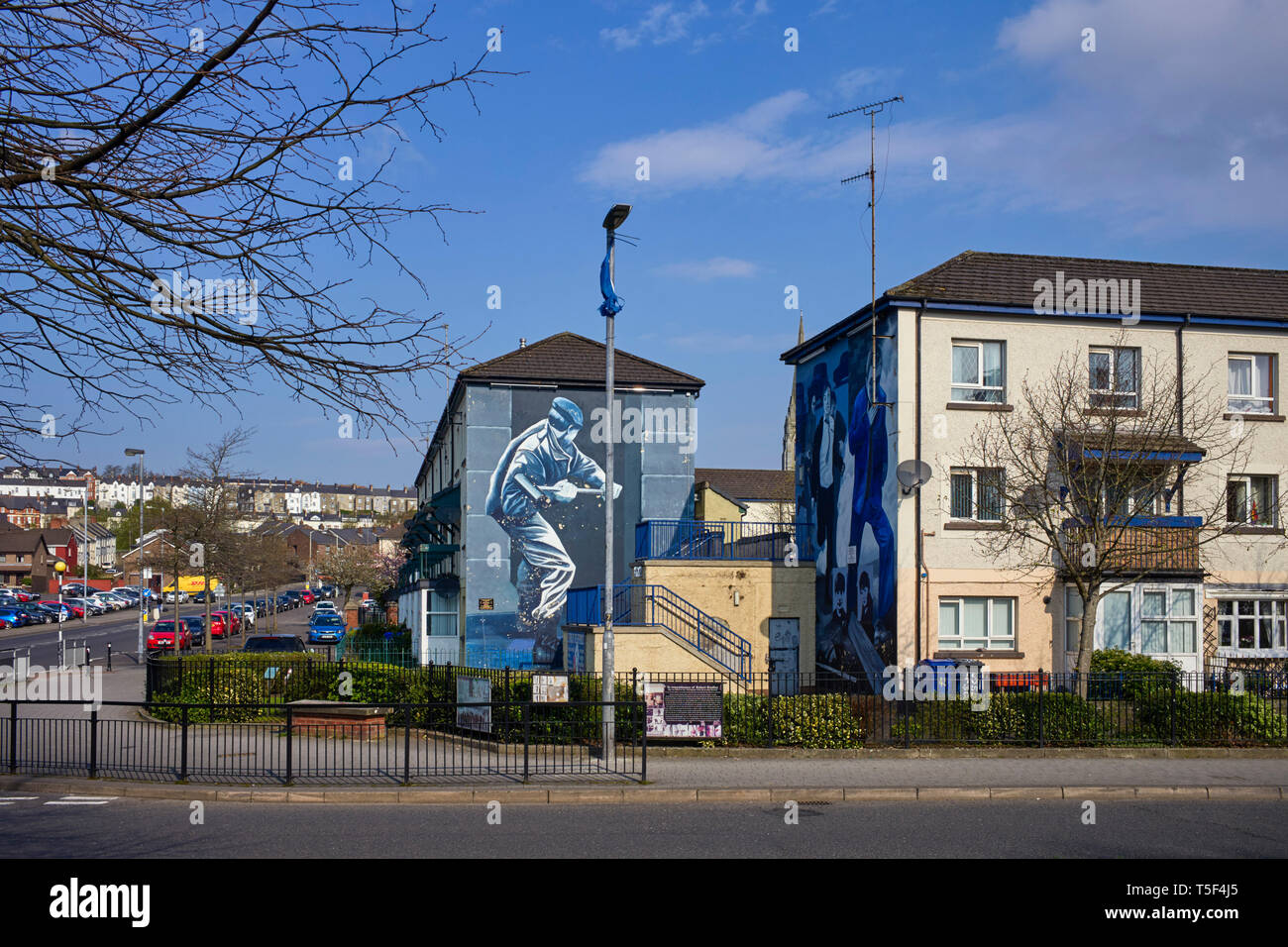 I manifesti politici nel Bogside area di Londonderry / Derry dipinte sui lati dei blocchi di alloggiamento Foto Stock