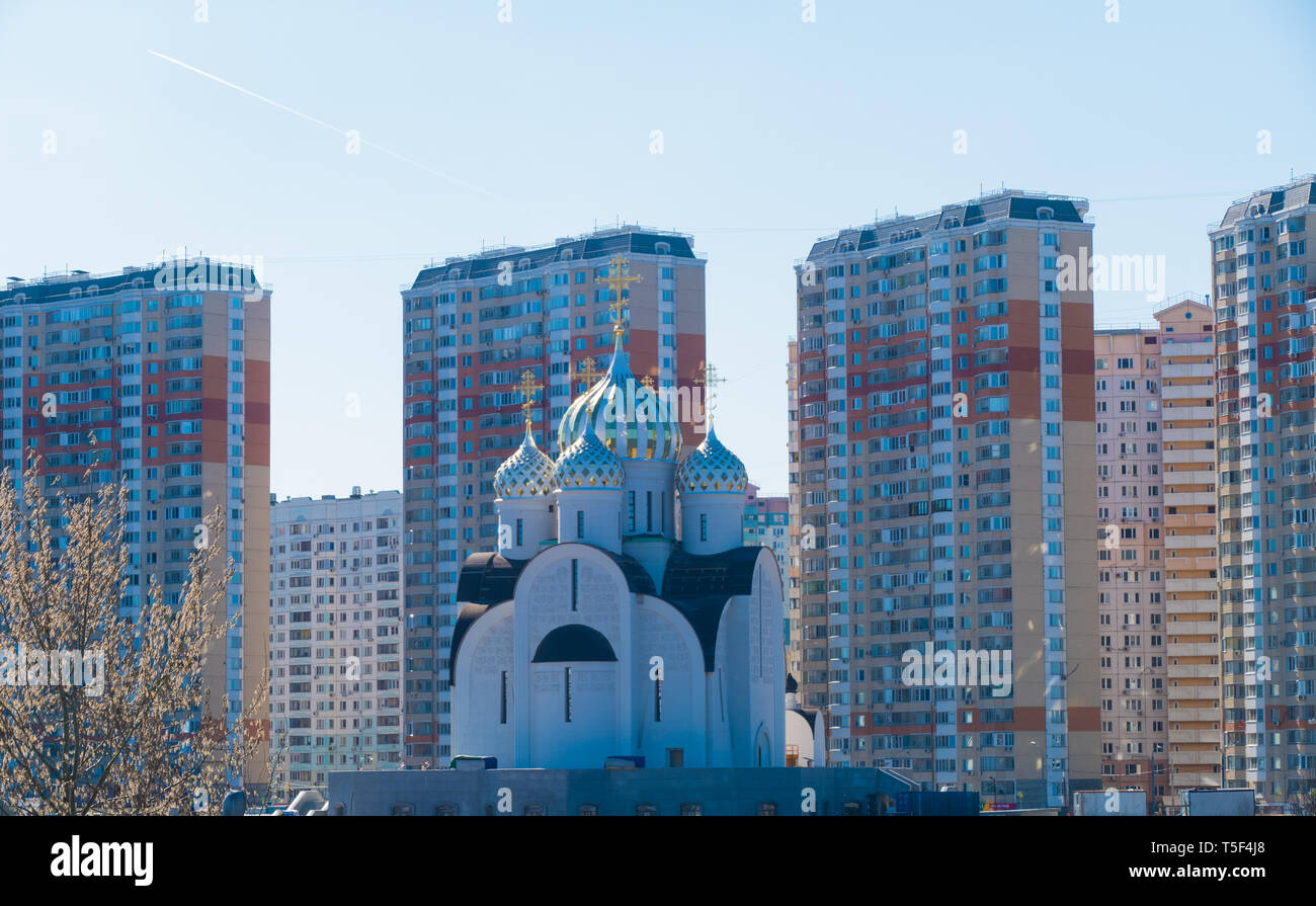 Nuove case e la chiesa di Mosca Foto Stock