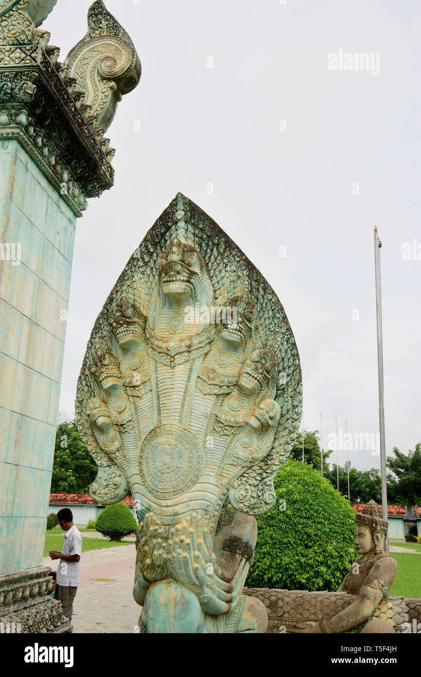 Un Naga è un mitico semi essere divino, metà umana e metà cobra nelle religioni del Buddismo, dell Induismo e il Giainismo, visto qui a Angkor Wat complessa, Foto Stock