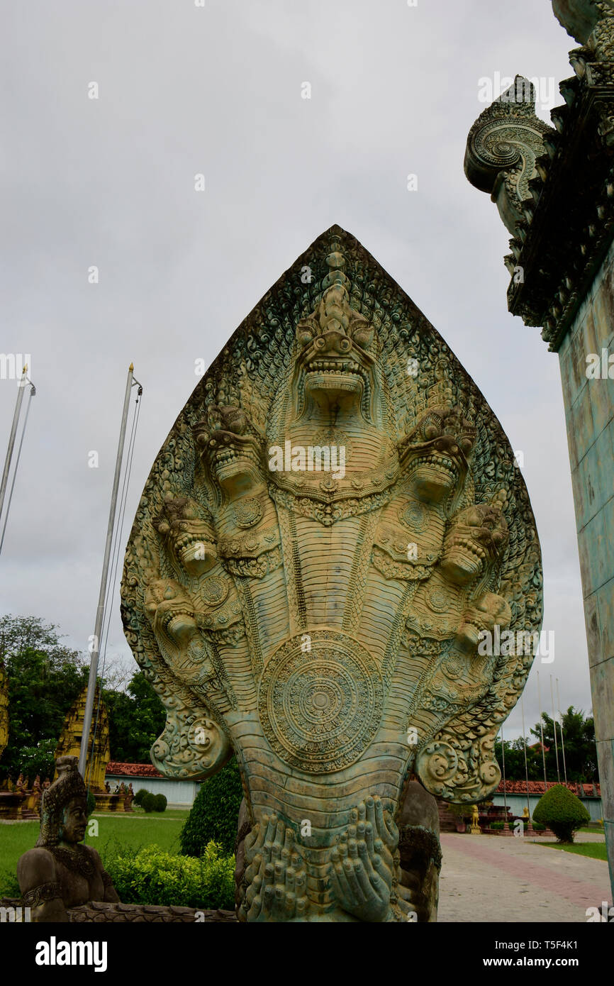 Un Naga è un mitico semi essere divino, metà umana e metà cobra nelle religioni del Buddismo, dell Induismo e il Giainismo, visto qui a Angkor Wat complessa, Foto Stock