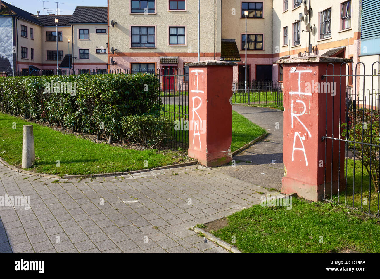 IRA verniciato su pilastri che portano a blocchi di alloggiamento nella zona Bogside di Derry / Londonderry Foto Stock