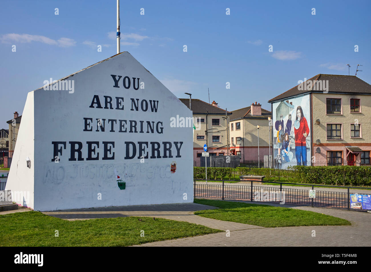 Famoso slogan dipinta su l'entrata libera Derry con slogan politici sui lati dell edificio in background Foto Stock