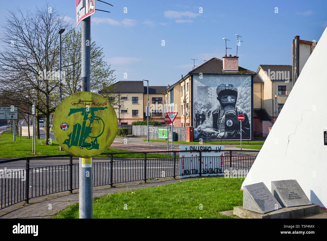 I manifesti politici nel Bogside area di Londonderry / Derry dipinte sui lati dei blocchi di alloggiamento Foto Stock