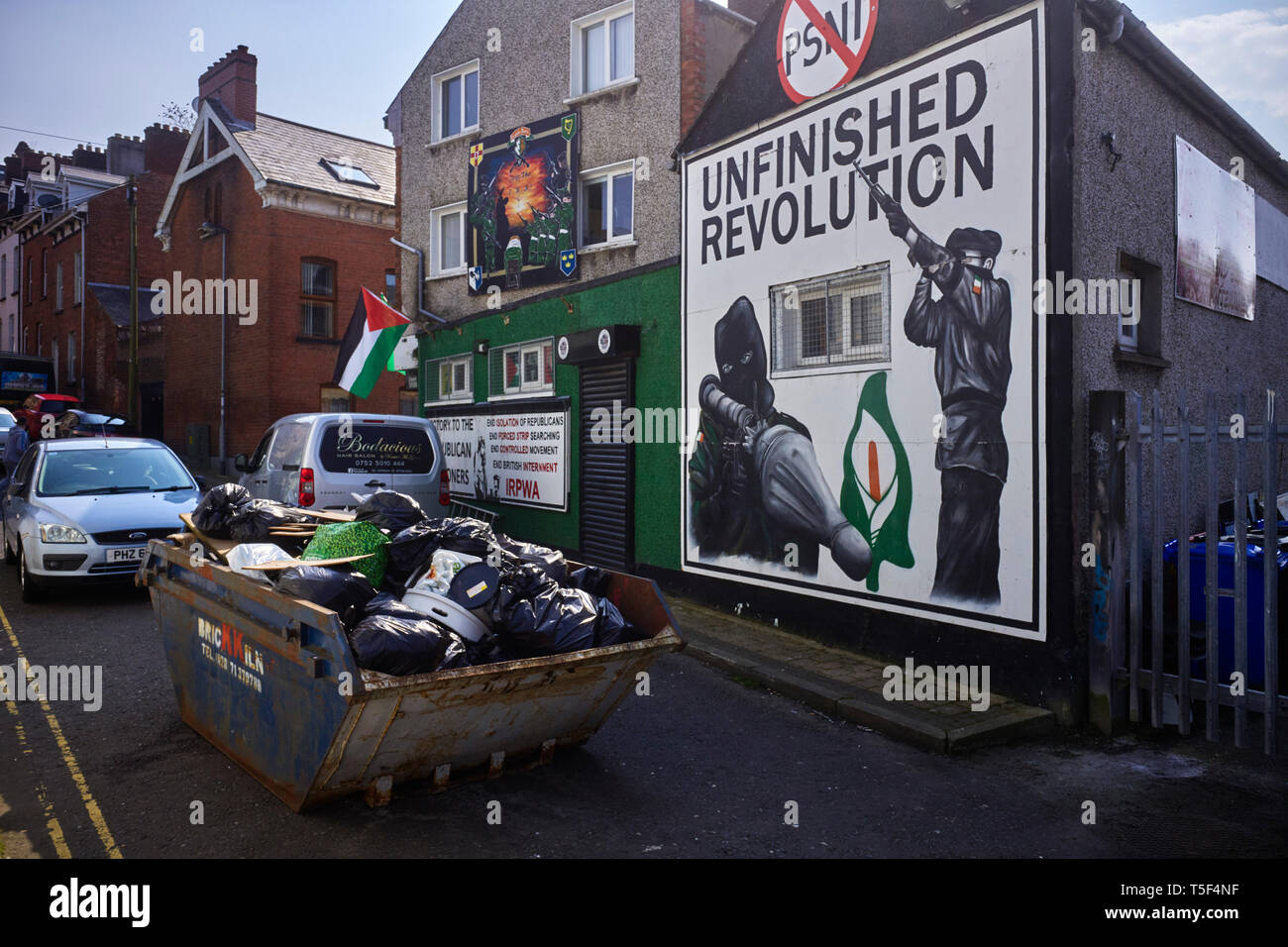 I manifesti politici in The Chamberlain Street area di Londonderry / Derry dipinta sulla fiancata di informazioni shop Foto Stock