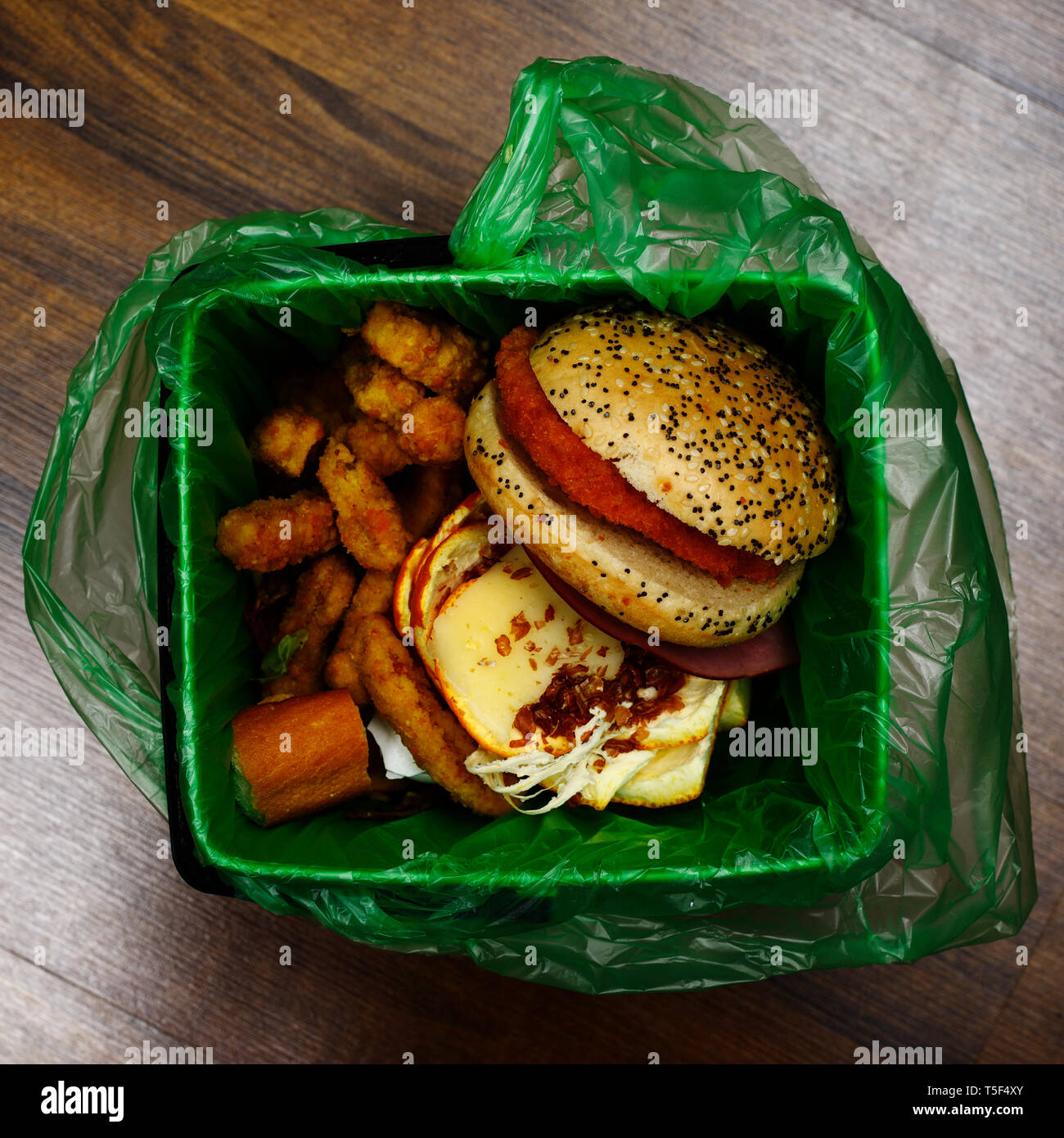Fast food in rifiuti biodegradabili di un sacchetto per i rifiuti Foto Stock