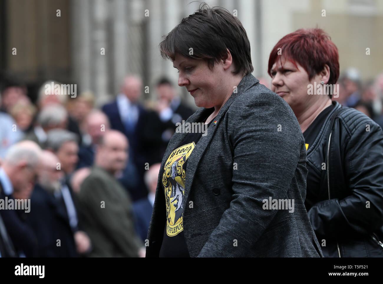 Sara Canning (sinistra), partner di Lyra McKee, dopo il servizio funebre per il giornalista assassinato a St Anne's Cathedral di Belfast. Foto Stock