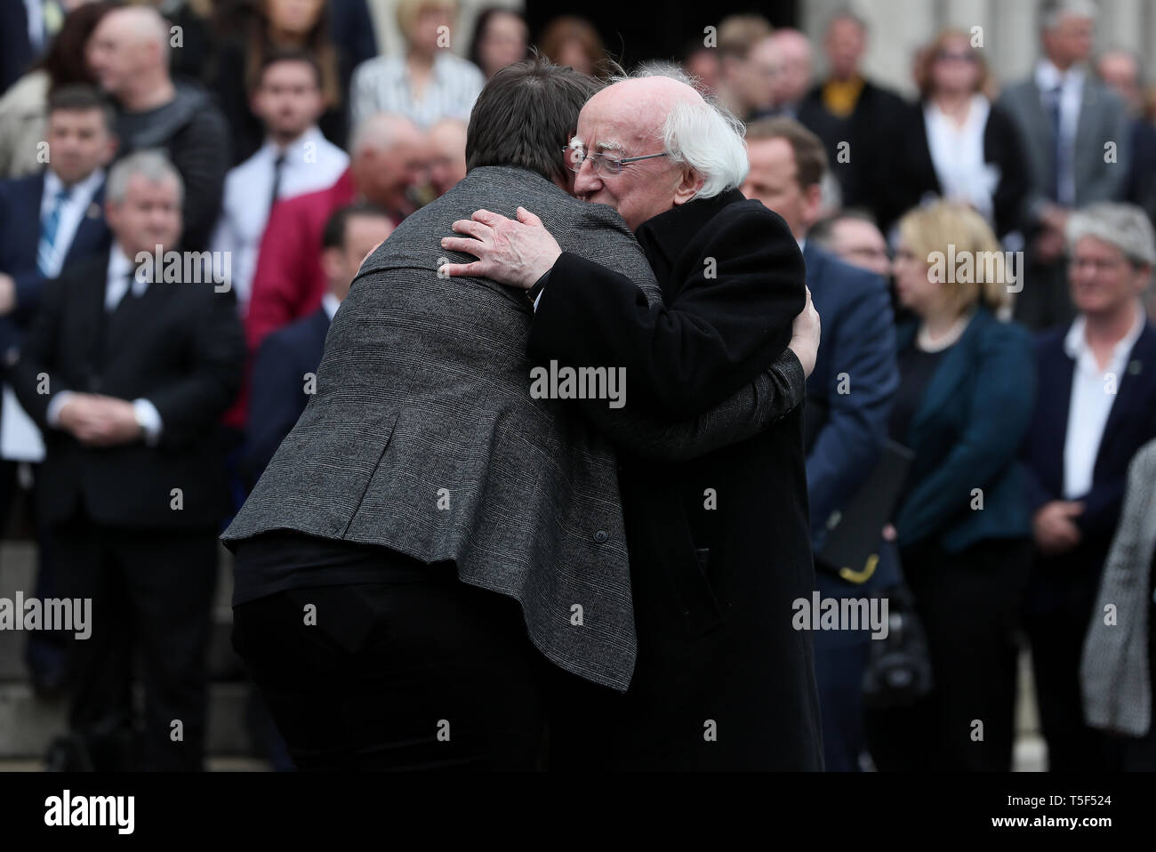 Presidente Michael D Higgins abbraccia Sara Canning, partner di Lyra McKee, dopo il servizio funebre per il giornalista assassinato a St Anne's Cathedral di Belfast. Foto Stock