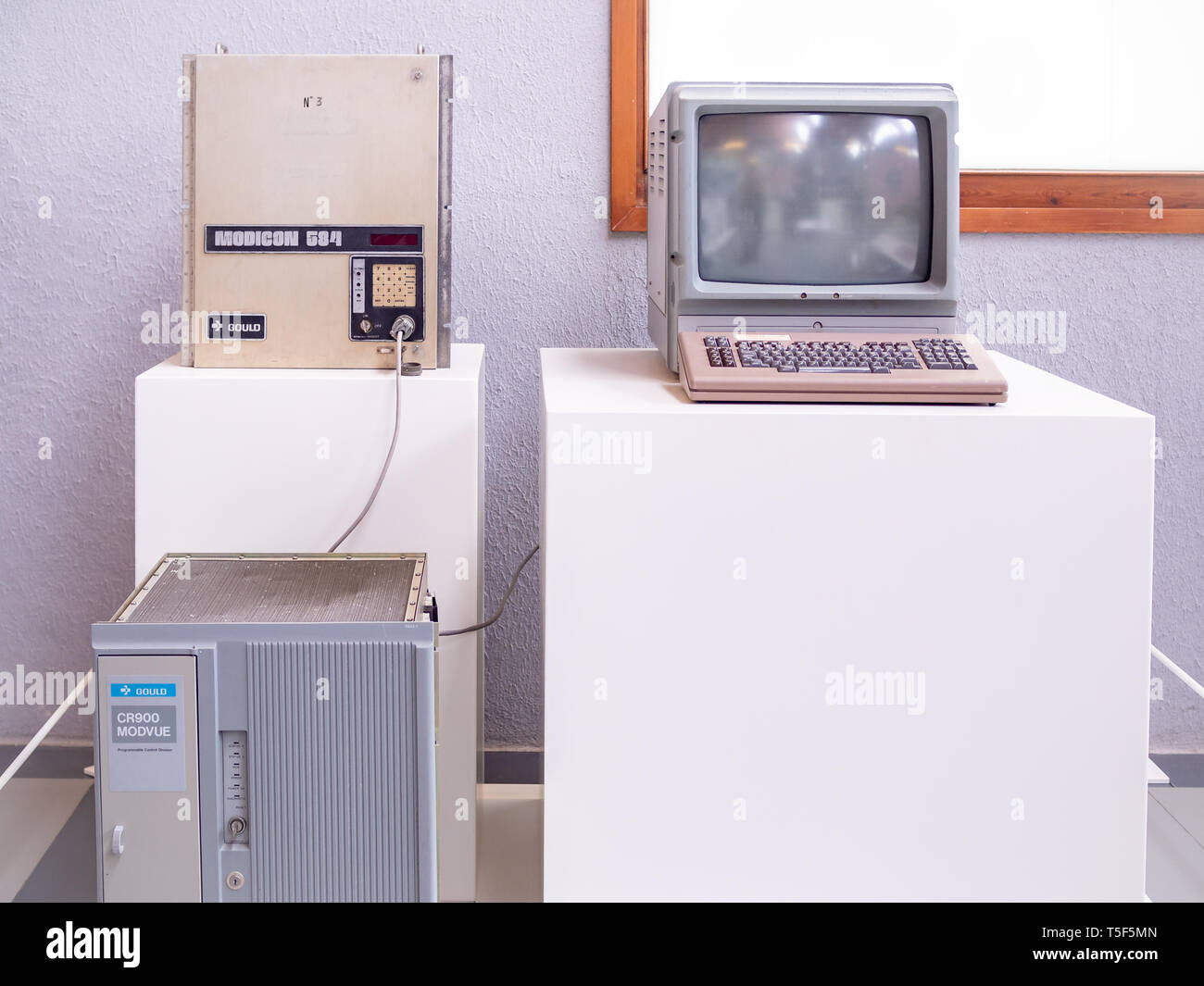 TERRASSA, Spagna-marzo 19, 2019: primo controller a logica programmabile PLC Modicon 584 presso il Museo Nazionale della Scienza e della tecnologia di Catalogna Foto Stock