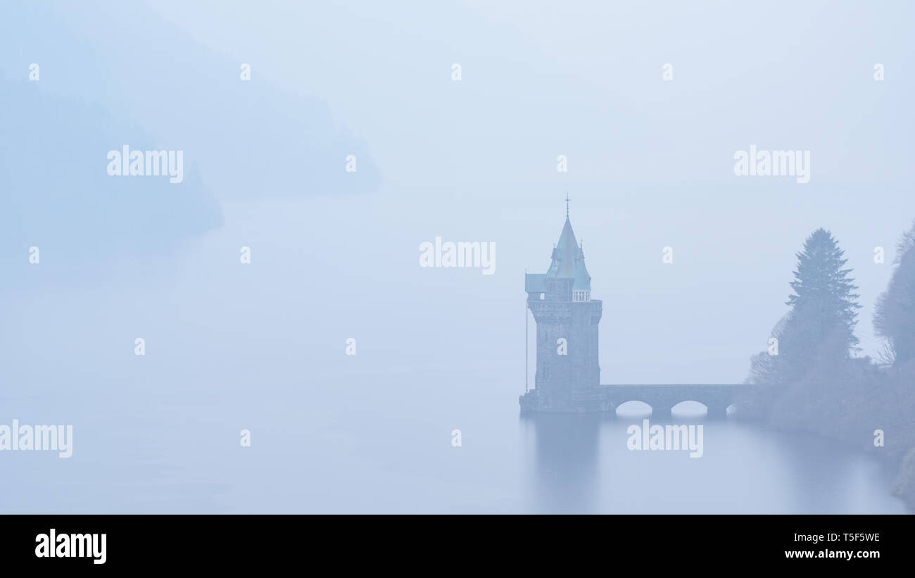 Vista di Lake Vyrnwy e tendendo torre di nebbia. Foto Stock