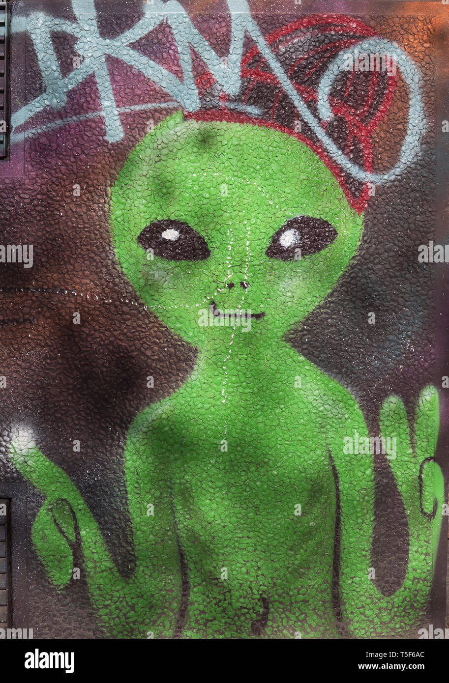 Alien dipinta su un muro di Berlino in Germania Foto Stock